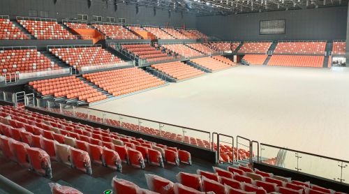 场馆座椅的“骨骼”之谜：吹塑 vs 注塑，为何征途座椅选择气辅注塑？?